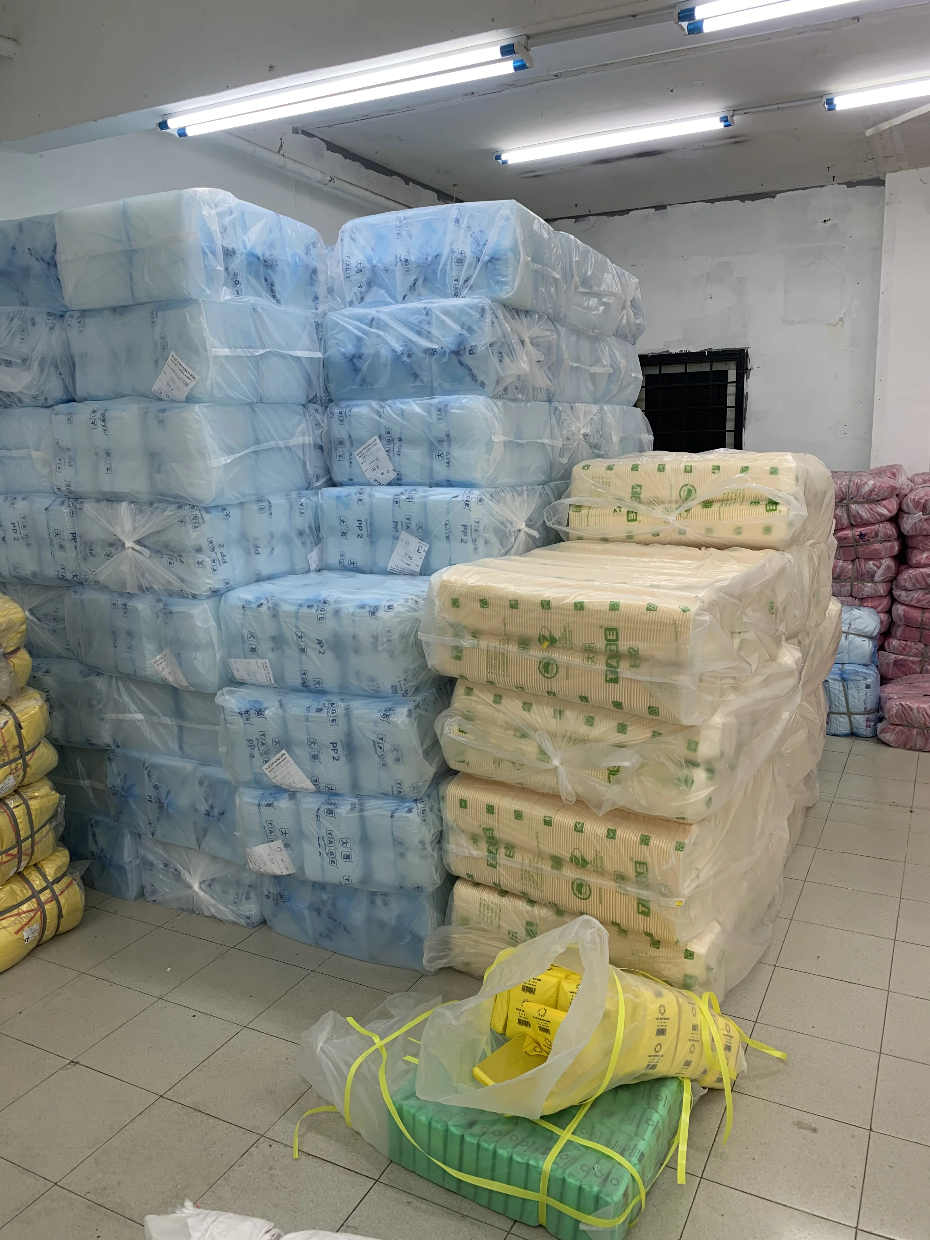 Packaging containers